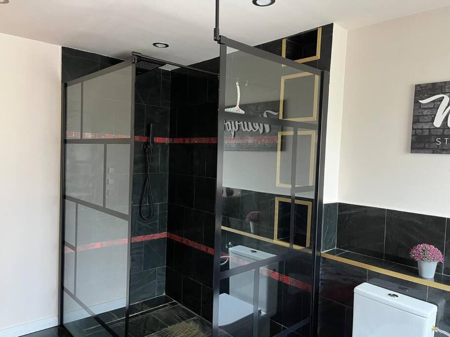 Exklusive Mit 3 Schlafzimmern Und 2 Baedern! Apartment *